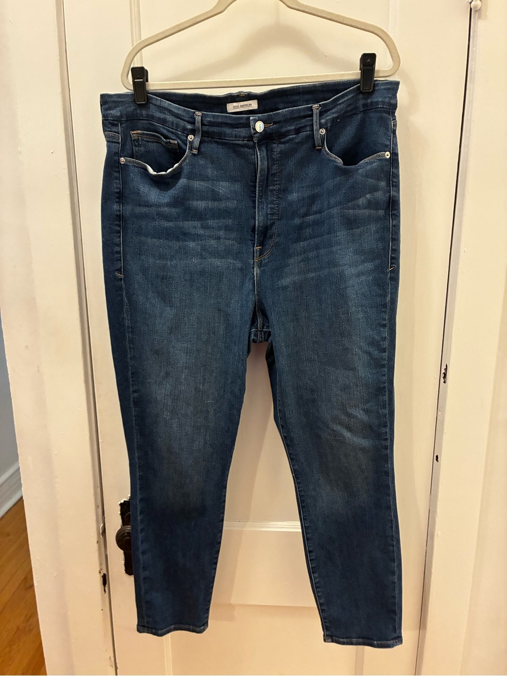 Good American, good waist. High rise. Mid/Dark Blue Skinny Jeans.
